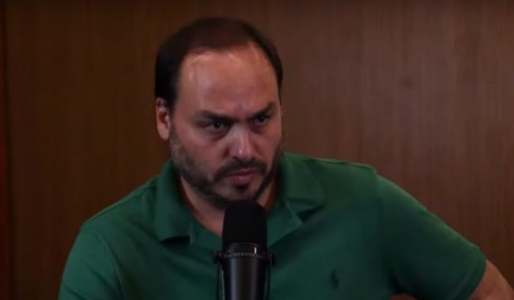 Carlos Bolsonaro se emociona ao falar do futuro de Eduardo: momento tocante