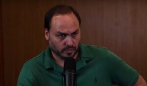 Carlos Bolsonaro se emociona ao falar do futuro de Eduardo: momento tocante
