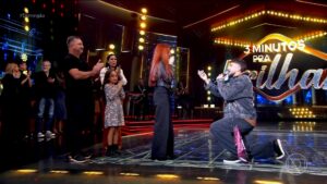 Participante do ‘Três Minutos para Brilhar’ faz pedido emocionante de casamento no palco do Domingão
