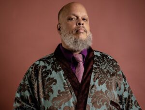 Ed Motta envolvido em briga em restaurante acusado de xenofobia