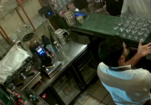 Ed Motta protagoniza confusão em restaurante e arremessa cadeira