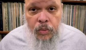 Ed Motta é alvo de protestos e casa de shows sofre pressão
