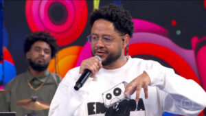 Emicida faz homenagem emocionante aos Racionais no Domingão