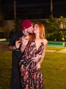 Ferrugem surpreende e pede Thaís Vasconcellos em casamento no aniversário dela!