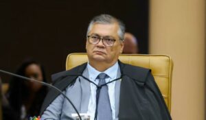 Flávio Dino sofre ameaça de morte em voo e vai à Justiça