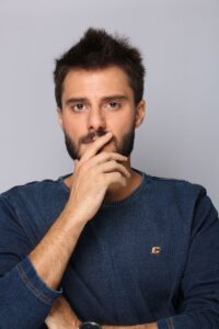 Hugo Bonèmer divide tempo entre teatro de peso e novo programa na TV!