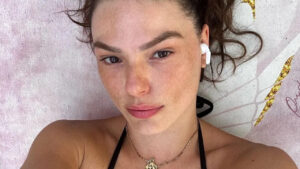 Isis Valverde bomba em biquíni paradisíaco e “flagra” Marcus Buaiz no fundo