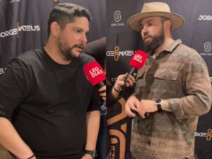 Jorge, dupla de Mateus, é flagrado cantando em casa e esposa entrega: “Tá com saudade dos palcos!”