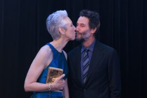 Keanu Reeves e Alexandra Grant Trocam Beijos em Evento de Gala