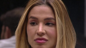 Kerline detona Aline Campos na web