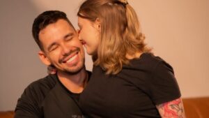 Lucas Borbas emociona ao homenagear Isabel Veloso no Dia das Mães