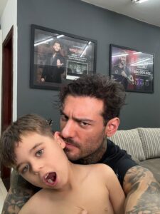 Lucas Lucco compartilha momento raro com filho e emociona fãs