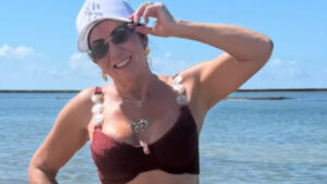 Mãe de Virginia Fonseca exibe novo corpo após cirurgias plásticas em clique de biquíni
