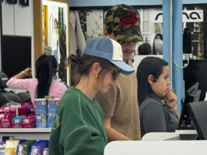 Millie Bobby Brown de ‘Stranger Things’ é parada em loja famosa de mães brasileiras em Orlando