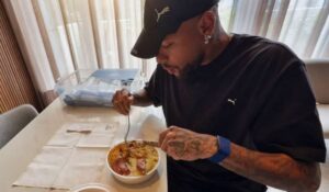 Neymar surge comendo marmitex em casa após briga e vira meme na internet