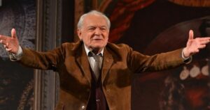 Othon Bastos adia peça aos 92 anos por problema de saúde
