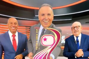 Reinaldo Gottino recebe troféu e celebra prêmio histórico do Cidade Alerta