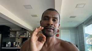 Samuel de Assis invade casa de Tia Má em Salvador e leva uma bronca monumental