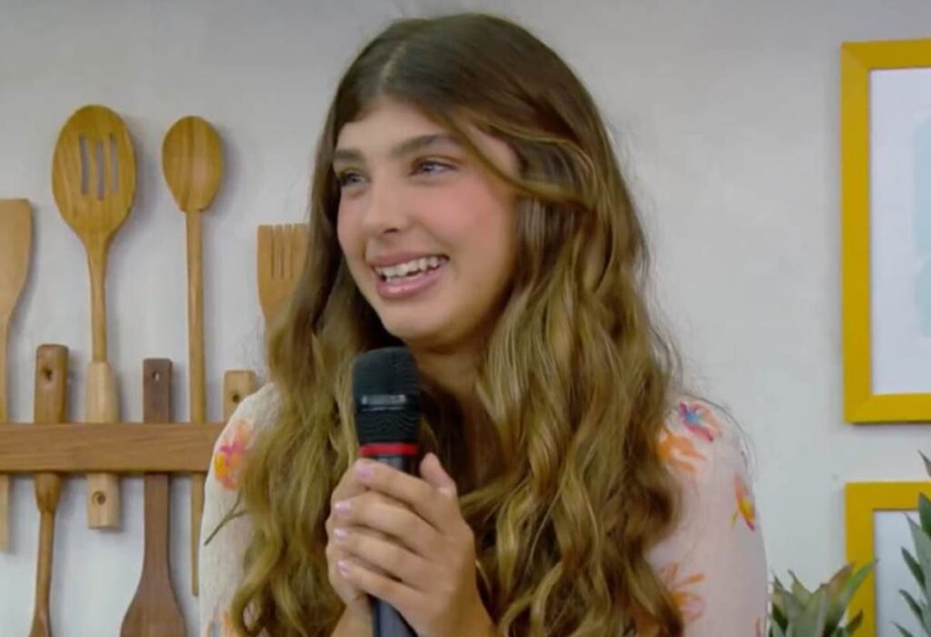 Sofia encanta ao surgir no Mais Você e rouba a cena com seus pais