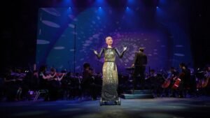 Robô Cantora Sophia Faz Show Épico com Orquestra Sinfônica e Choca a Galera!