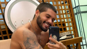 Zé Felipe surpreende ao posar só de cueca e dispara: ‘Amostradinho’