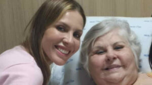 Ana Carolina do BBB 9 fica com avó Vovó Naná no hospital e emociona com mensagem
