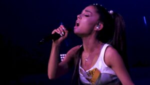 Ariana Grande chora durante show nos EUA