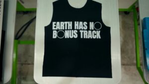 Banda americana inovadora transforma camisetas não vendidas em novos produtos sustentáveis
