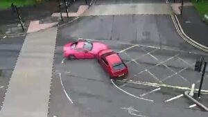 Obcecada por Barbie, britânica destrói Ferrari rosa e fica sem seguro