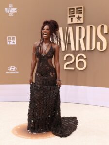 BET Awards 2026: Famosos arrasam com looks incríveis na premiação que celebra a cultura negra!