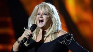 Bonnie Tyler sai do coma mas permanece em estado crítico