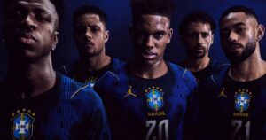 Brasil enfrenta Haiti com camisa que causou polêmica; 92 anos sem meias pretas!
