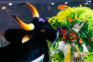Boi Caprichoso vence Festival de Parintins com vitória EMOCIONANTE sobre Garantido