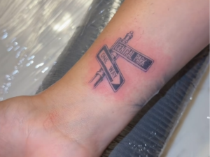 Carlinhos Maia marca viagem a Nova York com tatuagem e chama de ‘realização espiritual’
