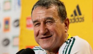 Carlos Alberto Parreira internado na UTI respira com ajuda de aparelhos; situação é delicada