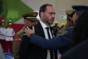 Carlos Bolsonaro: Medalha dos Bombeiros vai parar na Justiça!