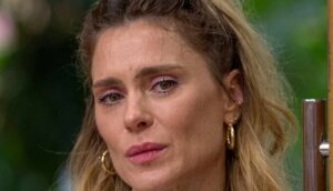 Carolina Dieckmann se emociona e homenageia colega falecida
