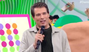 Celso Portiolli anuncia gravidez de colega em grande surpresa ao vivo no Domingo Legal