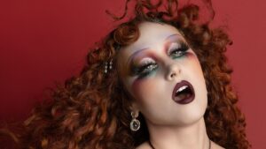Chappell Roan é oficialmente o novo rosto de MAC Viva Glam