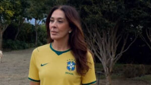 Claudia Raia veste camisa do Brasil e alfineta fidelidade masculina em alfinetada