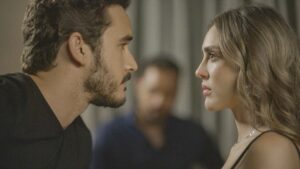 Naiane pira de ciúmes ao encontrar pertences de Agrado na mansão de João Raul