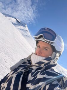 Deborah Secco aproveita férias no Chile: esqui, malhação e muito luxo