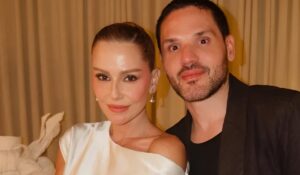 Deborah Secco já está noiva após divorciada de Hugo Moura e a gente está aqui ofegante!