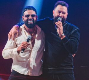 Diego e Arnaldo celebram gravação de novo DVD com 25 mil pessoas
