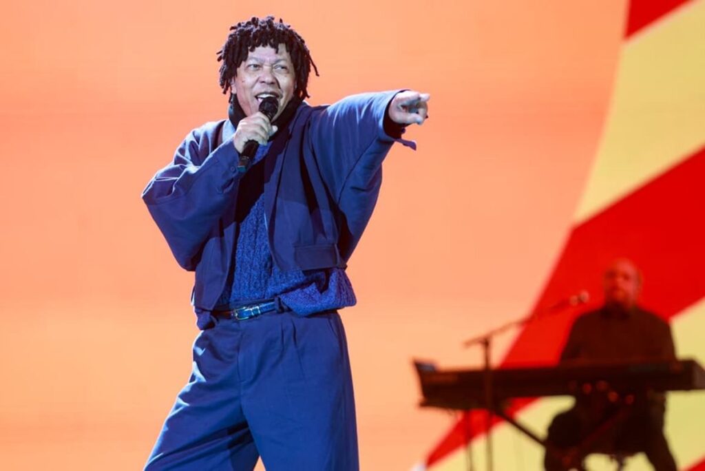 Djavan emociona fãs em Brasília celebrando 50 anos de carreira épica