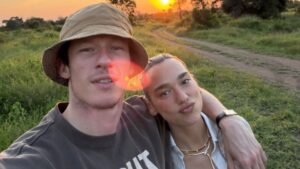 Dua Lipa se casa em look de noiva sem regras e homenageia ex de Mick Jagger