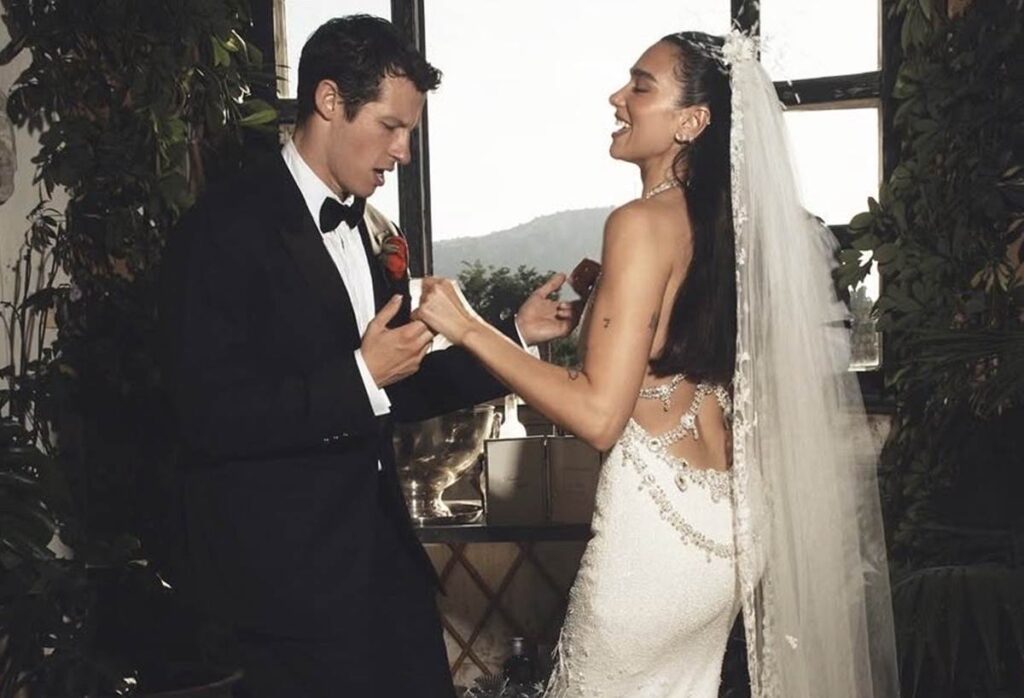 Dua Lipa compartilha fotos incríveis do casamento com Callum Turner