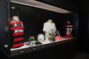 Flamengo exibe todas as 7 taças de 2025 em exposição inédita e arrebenta no shopping