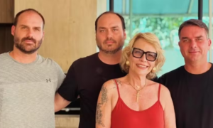 Flávio Bolsonaro recebe apoio de ex-madrasta após polêmica com Michelle