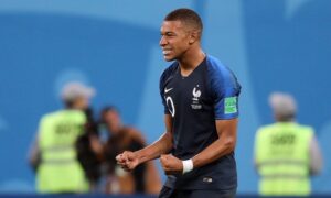 Partida França vs Iraque é interrompida por chuva torrencial